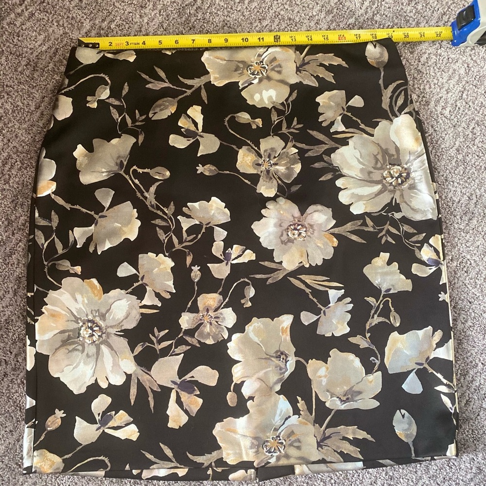 Roz & Ali 1X Gold and Black Floral Pencil Skirt
